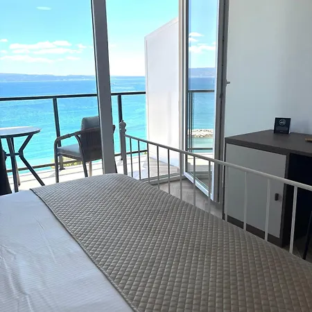 Stella's Beachfront Split