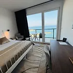 아파트호텔 Stella's Beachfront - - Free Parking 3*
