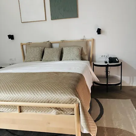 Stella's Beachfront - - Free Parking