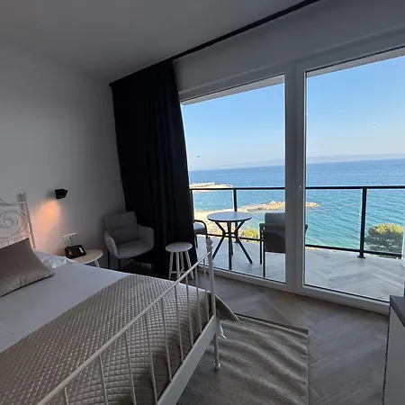 Stella's Beachfront - - Free Parking