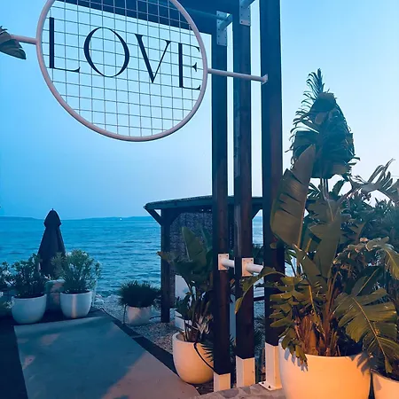Stella'S Beachfront Aparthotel