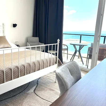 Stella's Beachfront - - Free Parking