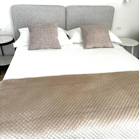Appart hôtel Stella's Beachfront - - Free Parking 3*