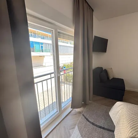 Stella's Beachfront - - Free Parking