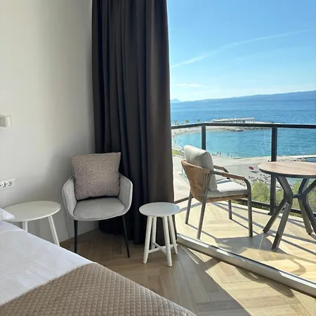 Stella's Beachfront - - Free Parking