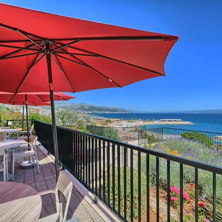 Stella's Beachfront - - Free Parking