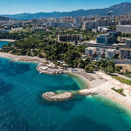 Stella's Beachfront - - Free Parking