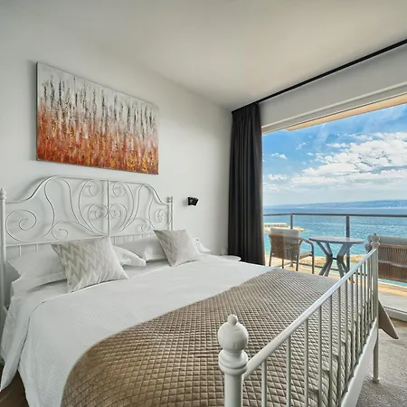 Stella's Beachfront - - Free Parking Split