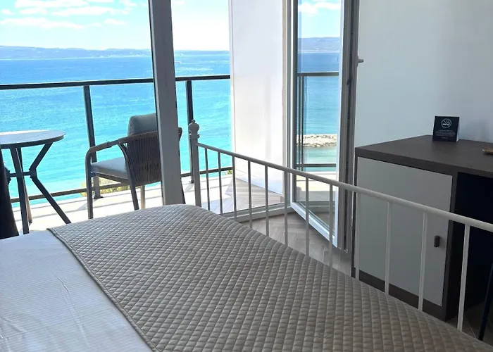 Stella's Beachfront سبليت